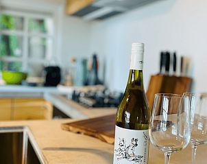 Wein in der Kche des Ferienhauses in Ermelo, Veluwe, Gelderland.