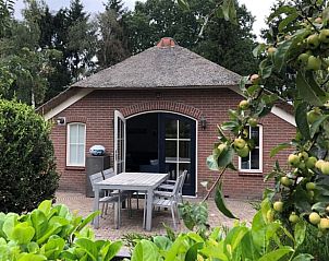 Cottage in Ermelo with cozy porch, located in the Veluwe, Gelderland.