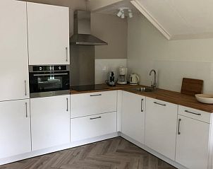 Fully equipped kitchen in Cottage in Ermelo, Veluwe, ideal for cooking.