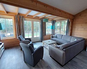 Cozy living room of Huisje in Ermelo, vacation home in the Veluwe, Gelderland, with spacious seating area and views of the surrounding nature.