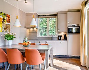 Gedekte tafel in keuken van Miggelenberg bungalow 6CE1, Hoenderloo, Veluwe, ideaal voor familiediners.