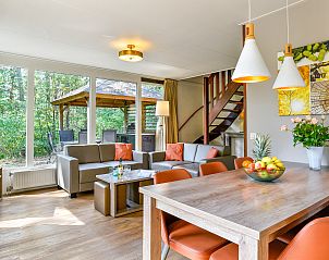 Lichte woonkamer met toegang tot terras in Miggelenberg bungalow 6CE1, Hoenderloo, Veluwe.