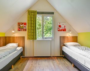 Ruime slaapkamer op bovenverdieping van Miggelenberg 6CE1 bungalow, Hoenderloo, Veluwe.