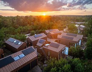 Zonsondergang boven vakantiehuizen in Hoenderloo, gelegen in de Veluwe, Gelderland.