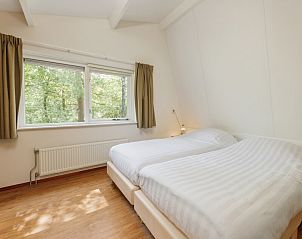 Comfortabele slaapkamer in Bosvilla 6-7, Hoenderloo, Veluwe, met uitzicht op de natuur.