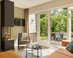 Gezellige woonkamer van Parkvilla 6 in Hoenderloo, Veluwe. Geniet van de natuurlijke omgeving en het comfortabele vakantiehuis in Gelderland.