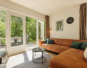 Moderne keuken in Parkvilla 6, een bungalow in Hoenderloo, Veluwe, Gelderland, met uitzicht op de omringende natuur door grote ramen.