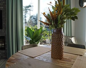 Eettafel met bloemen in Vakantiehuis Tiny House, Hoenderloo, Veluwe met uitzicht op de natuur.