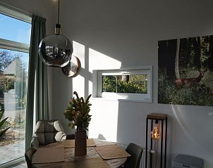 Gezellige eethoek in Vakantiehuis Tiny House, Hoenderloo, Veluwe met decoratieve elementen.