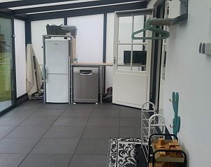 Lichte veranda van 'T ARKJE vakantiewoning in Hoenderloo, met uitzicht op de prachtige Veluwe.