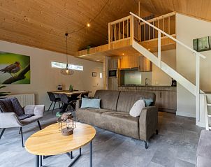 Gezellige binnenruimte van Vakantiewoning Boslodge Comfort in Hoenderloo, Veluwe met moderne keuken en comfortabele zithoek.