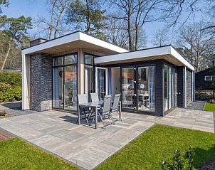 Gerumige Terrasse im Ferienhaus Deerhoeve comfort in Hoenderloo, Veluwe. Ideal, um im Freien zu essen und die Umgebung zu genieen.
