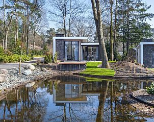 Ferienhaus Deerhoeve comfort in Hoenderloo, Veluwe mit Spiegelung im Teich. Ruhige Natur und moderne Architektur.