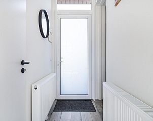 Eingang zum Ferienhaus Deerhoeve comfort in Hoenderloo, Veluwe. Stilvoller Eingang mit viel Licht.