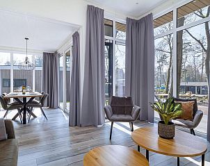 Helles Wohnzimmer des Ferienhauses Hertenhoeve comfort in Hoenderloo, Veluwe. Komfortable Einrichtung und groe Fenster.