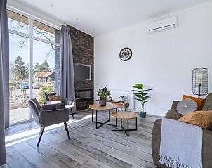 Modernes Wohnzimmer im Ferienhaus Deerhoeve comfort in Hoenderloo, Veluwe. Gemtliche Atmosphre mit Blick auf die Natur.