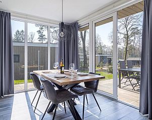 Esszimmer im Ferienhaus Hertenhoeve comfort in Hoenderloo, Veluwe. Gerumiger Essbereich mit viel natrlichem Licht.