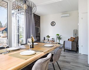 Stilvolles Esszimmer im Ferienhaus Deerhoeve comfort in Hoenderloo, Veluwe. Ideal fr gemtliche Mahlzeiten.