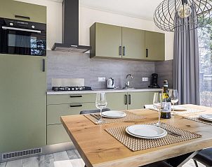 Moderne Kche im Ferienhaus Deerhoeve comfort in Hoenderloo, Veluwe. Vollstndig ausgestattet fr einen komfortablen Aufenthalt.