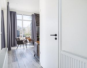 Blick in das Wohnzimmer im Ferienhaus Hertenhoeve comfort in Hoenderloo, Veluwe. Gerumiges und helles Interieur.