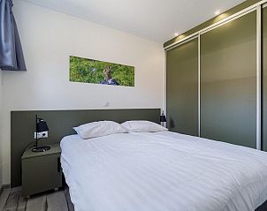 Schlafzimmer im Ferienhaus Hertenhoeve comfort in Hoenderloo, Veluwe. Komfortables Bett mit moderner Einrichtung.