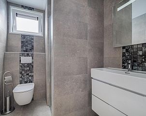 Badezimmer im Ferienhaus Hertenhoeve comfort in Hoenderloo, Veluwe. Moderne Einrichtung und schlichte Ausfhrung.