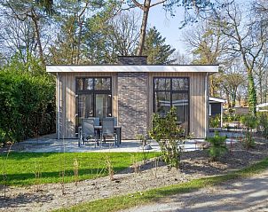 Vorderseite des Ferienhauses Deerhoeve comfort in Hoenderloo, Veluwe. Rustikales Aussehen inmitten der Natur.