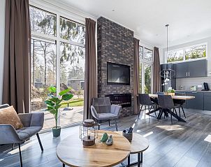 Helles Wohnzimmer mit offener Kche im Ferienhaus Hertenhoeve comfort in Hoenderloo, Veluwe. Ideal fr Familienaufenthalte.