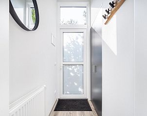 Eingang zum Ferienhaus Deerhoeve comfort in Hoenderloo, Veluwe. Moderner und einladender Eingang.