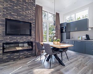 Modernes Esszimmer im Ferienhaus Deerhoeve comfort in Hoenderloo, Veluwe. Gemtliche Atmosphre und viel natrliches Licht.