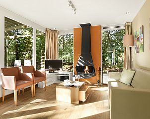 Lichte woonkamer met toegang tot slaapkamer in Miggelenberg 4-persoons bungalow, Veluwe.