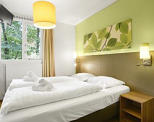 Comfortabele slaapkamer met uitzicht op de Veluwe in Miggelenberg 4-persoons bungalow.