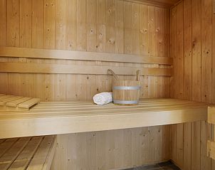 Tweepersoons slaapkamer met natuurlijk licht in Miggelenberg 4-persoons bungalow, Hoenderloo.