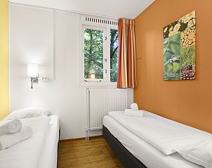 Badkamer met moderne voorzieningen in Miggelenberg 4-persoons bungalow 4CE3, Veluwe.