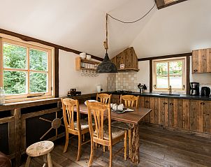 Eetkamer en keuken in Miggelenberg boomhut, Veluwe, ideaal voor een gezinsvakantie.