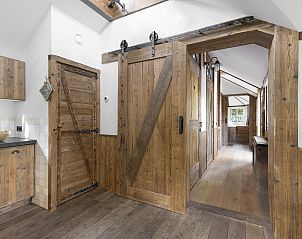 Ruim terras met picknicktafel in Miggelenberg boomhut, perfect voor buiten dineren.