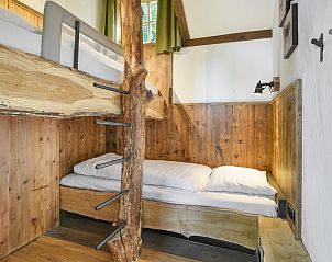 Moderne badkamer met douche in Miggelenberg boomhut, Hoenderloo, Veluwe.