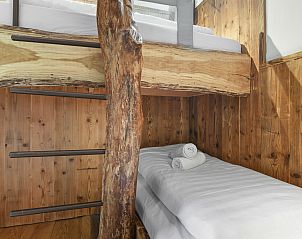 Stijlvolle badkamer in Miggelenberg boomhut, met houten afwerking en moderne voorzieningen.