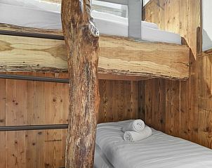 Knusse stapelbedden in Miggelenberg boomhut, perfect voor een gezinsverblijf.