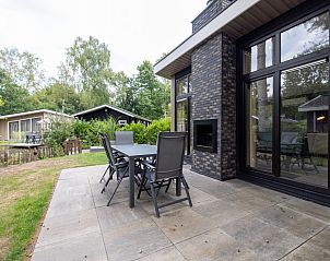 Terras van Vakantiewoning Heidehoeve XL comfort in Hoenderloo, Veluwe, met tuinmeubilair.