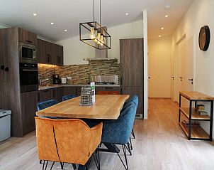 Eetruimte met moderne keuken in Vakantiewoning Heidehoeve XL comfort, Hoenderloo, Veluwe.