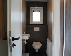 Stijlvolle toiletvoorziening in Vakantiewoning Heidehoeve XL comfort, Hoenderloo, Veluwe.