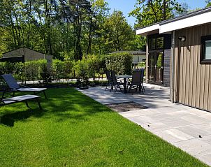 Grote tuin met terras bij Vakantiewoning Heidehoeve XL comfort in Hoenderloo, Veluwe.