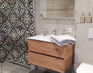 Luxurises Badezimmer im Ferienhaus in Hoenderloo, Veluwe, mit farbenfrohen Fliesen und modernen Annehmlichkeiten.