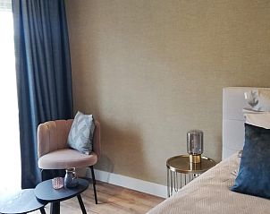 Komfortables Schlafzimmer im Ferienhaus in Hoenderloo, Veluwe, mit eleganten Mbeln und ruhiger Atmosphre.