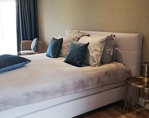 Gerumiges Schlafzimmer in einem Ferienhaus in Hoenderloo, Veluwe, mit luxurisem Bettzeug und ruhiger Atmosphre.