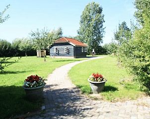 Pittoreske omgeving van Vakantiehuis in Terwolde, Veluwe, met groene tuinen en een uitnodigend wandelpad.