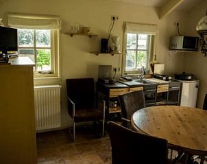 Binnenruimte van Huisje in Terwolde, gezellig vakantiehuis in Veluwe, Gelderland, met eetgedeelte en keuken.