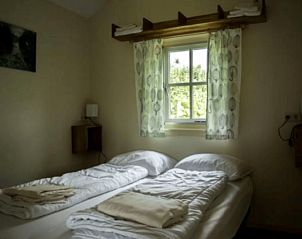 Slaapkamer in Huisje in Terwolde, knusse vakantiewoning in Veluwe, Gelderland, met comfortabele bedden.