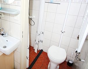 Compacte badkamer in Vakantiehuis in Terwolde, Veluwe, Gelderland met douche en toilet.